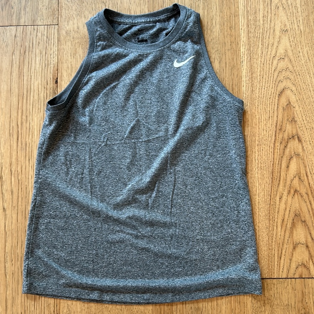 Two Nike tanks - Picture 2 of 4